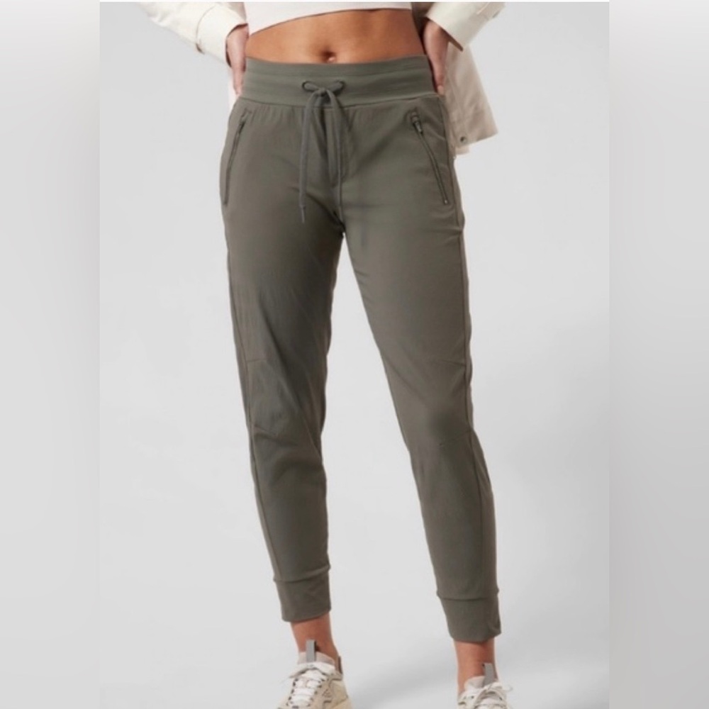 Athleta Trekkie North Jogger Olive Green 
Size 6
